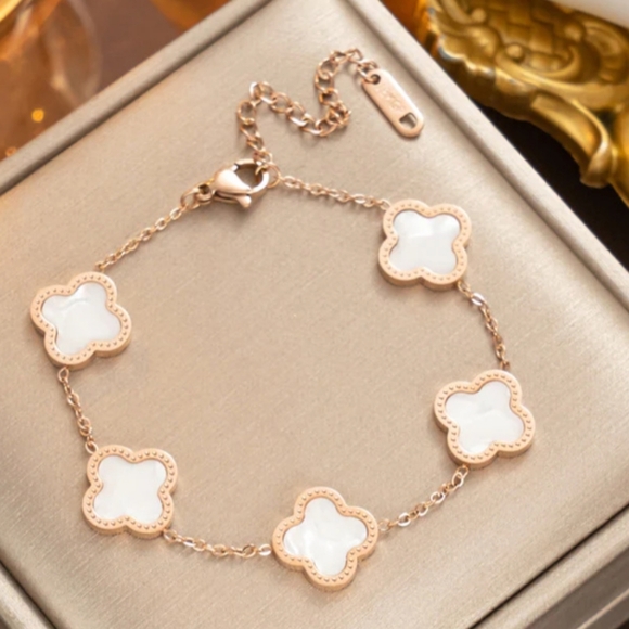 18K Gold Plated Clover Charm Bracelet NEW (Rose Gold)‎ - Picture 1 of 4